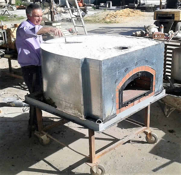 What are some basic tips in building your own pizza oven?